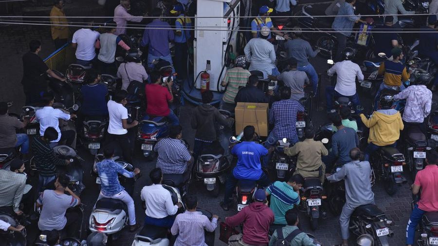 Masyarakat menunggu bahan bakar di pompa bensin di Hyderabad, India, Selasa, 2 Januari 2024. Pemogokan nasional yang diserukan oleh asosiasi transportasi telah menyebabkan gangguan pasokan bahan bakar. (AP Photo/Mahesh Kumar A.)