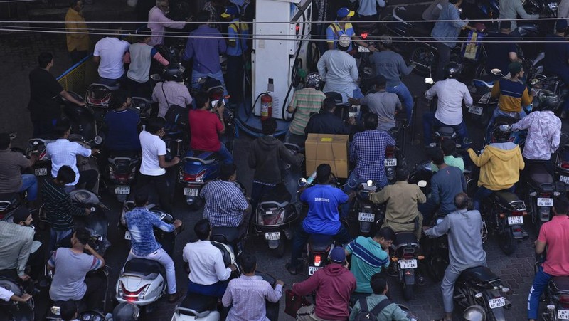 Masyarakat menunggu bahan bakar di pompa bensin di Hyderabad, India, Selasa, 2 Januari 2024. Pemogokan nasional yang diserukan oleh asosiasi transportasi telah menyebabkan gangguan pasokan bahan bakar. (AP Photo/Mahesh Kumar A.)