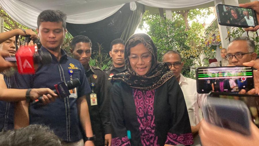 Menteri Keuangan Sri Mulyani Indrawati saat Rumah Duka Rizal Ramli. (CNBC Indonesia/Rosseno Aji Nugroho)