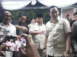 Prabowo Melayat ke Rumah Duka Rizal Ramli