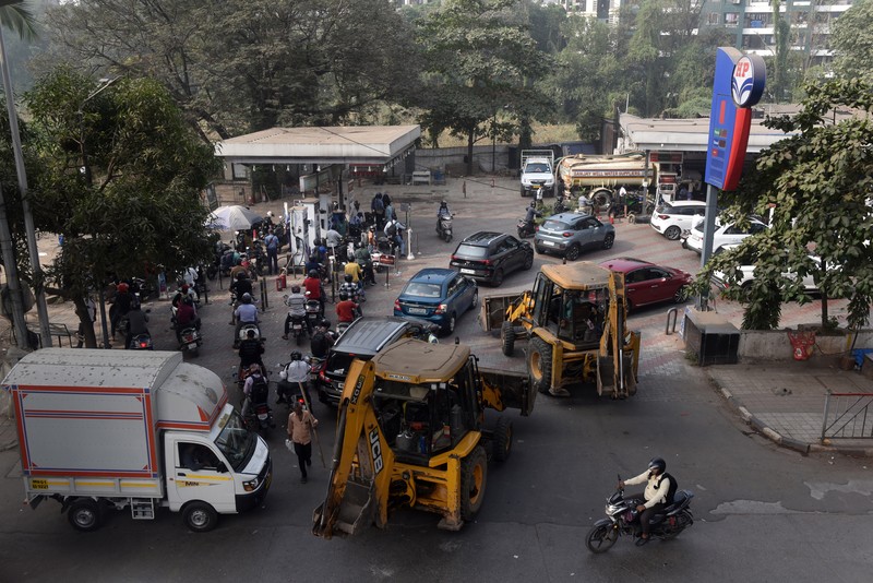 Masyarakat menunggu bahan bakar di pompa bensin di Hyderabad, India, Selasa, 2 Januari 2024. Pemogokan nasional yang diserukan oleh asosiasi transportasi telah menyebabkan gangguan pasokan bahan bakar. Masyarakat menunggu bahan bakar di pompa bensin di Hyderabad, India, Selasa, 2 Januari 2024. Pemogokan nasional yang diserukan oleh asosiasi transportasi telah menyebabkan gangguan pasokan bahan bakar. (AP Photo/Mahesh Kumar A.)