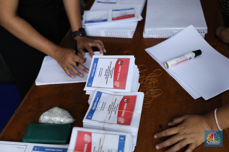 Pekerja memeriksa lembaran surat suara saat menyortir di Kantor Komisi Pemilihan Umum (KPU) Jakarta Utara, Sunter, Jakarta, Rabu (3/1/2024). Pekerja memeriksa lembaran surat suara saat menyortir di Kantor Komisi Pemilihan Umum (KPU) Jakarta Utara, Sunter, Jakarta, Rabu (3/1/2024). (CNBC Indonesia/Tri Susilo)
