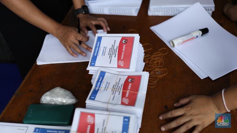 Pekerja memeriksa lembaran surat suara saat menyortir di Kantor Komisi Pemilihan Umum (KPU) Jakarta Utara, Sunter, Jakarta, Rabu (3/1/2024). (CNBC Indonesia/Tri Susilo)