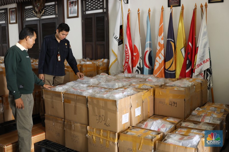 Pekerja memeriksa lembaran surat suara saat menyortir di Kantor Komisi Pemilihan Umum (KPU) Jakarta Utara, Sunter, Jakarta, Rabu (3/1/2024). Pekerja memeriksa lembaran surat suara saat menyortir di Kantor Komisi Pemilihan Umum (KPU) Jakarta Utara, Sunter, Jakarta, Rabu (3/1/2024). (CNBC Indonesia/Tri Susilo)