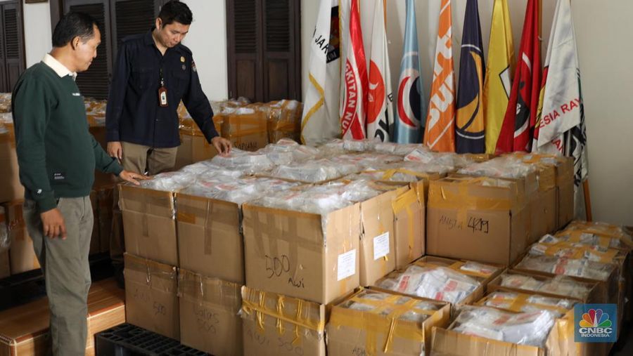 Pekerja memeriksa lembaran surat suara saat menyortir di Kantor Komisi Pemilihan Umum (KPU) Jakarta Utara, Sunter, Jakarta, Rabu (3/1/2024). (CNBC Indonesia/Tri Susilo)