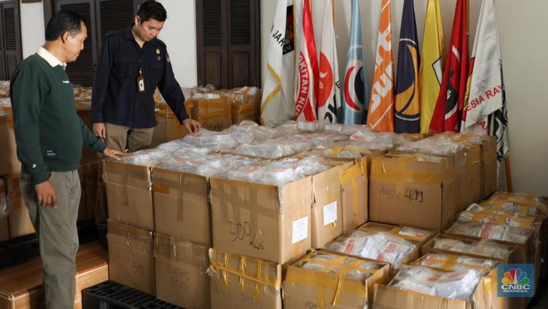 Pekerja memeriksa lembaran surat suara saat menyortir di Kantor Komisi Pemilihan Umum (KPU) Jakarta Utara, Sunter, Jakarta, Rabu (3/1/2024). (CNBC Indonesia/Tri Susilo)