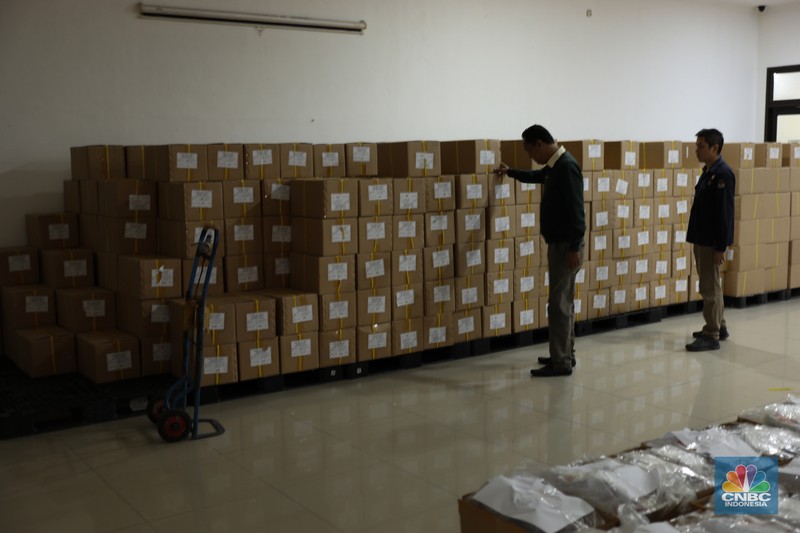 Pekerja memeriksa lembaran surat suara saat menyortir di Kantor Komisi Pemilihan Umum (KPU) Jakarta Utara, Sunter, Jakarta, Rabu (3/1/2024). Pekerja memeriksa lembaran surat suara saat menyortir di Kantor Komisi Pemilihan Umum (KPU) Jakarta Utara, Sunter, Jakarta, Rabu (3/1/2024). (CNBC Indonesia/Tri Susilo)