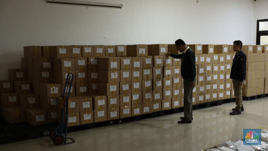 Pekerja memeriksa lembaran surat suara saat menyortir di Kantor Komisi Pemilihan Umum (KPU) Jakarta Utara, Sunter, Jakarta, Rabu (3/1/2024). (CNBC Indonesia/Tri Susilo)