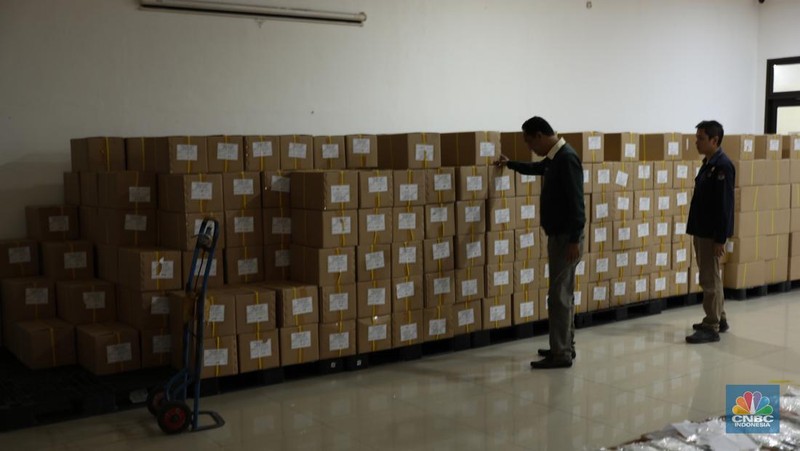 Pekerja memeriksa lembaran surat suara saat menyortir di Kantor Komisi Pemilihan Umum (KPU) Jakarta Utara, Sunter, Jakarta, Rabu (3/1/2024). (CNBC Indonesia/Tri Susilo)