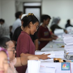 Intip Pekerja Sibuk Lipat Surat Suara Pemilu 2024