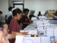 Intip Pekerja Sibuk Lipat Surat Suara Pemilu 2024