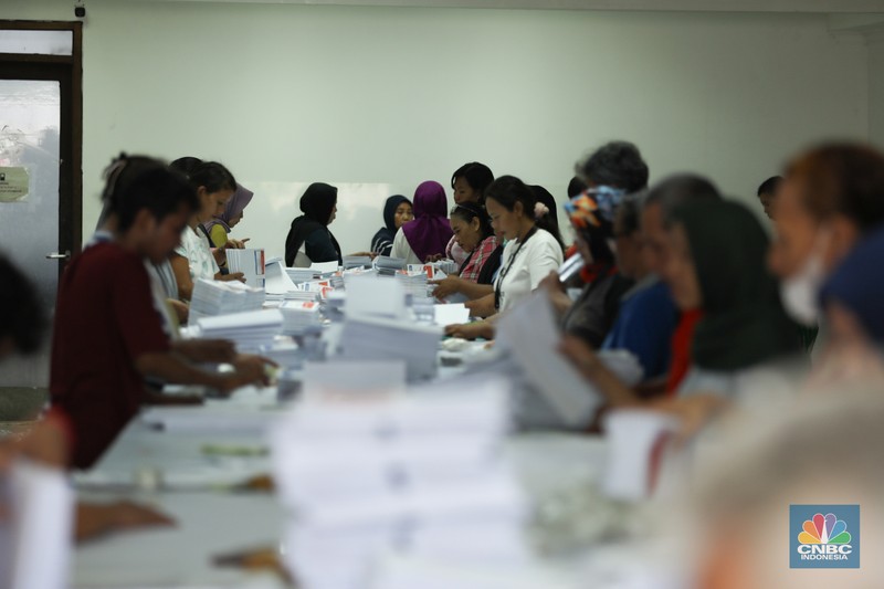 Pekerja memeriksa lembaran surat suara saat menyortir di Kantor Komisi Pemilihan Umum (KPU) Jakarta Utara, Sunter, Jakarta, Rabu (3/1/2024). Pekerja memeriksa lembaran surat suara saat menyortir di Kantor Komisi Pemilihan Umum (KPU) Jakarta Utara, Sunter, Jakarta, Rabu (3/1/2024). (CNBC Indonesia/Tri Susilo)