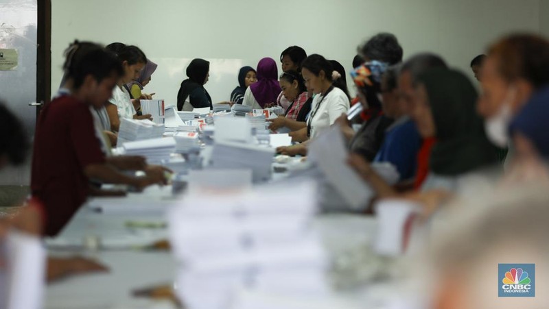 Pekerja memeriksa lembaran surat suara saat menyortir di Kantor Komisi Pemilihan Umum (KPU) Jakarta Utara, Sunter, Jakarta, Rabu (3/1/2024). (CNBC Indonesia/Tri Susilo)