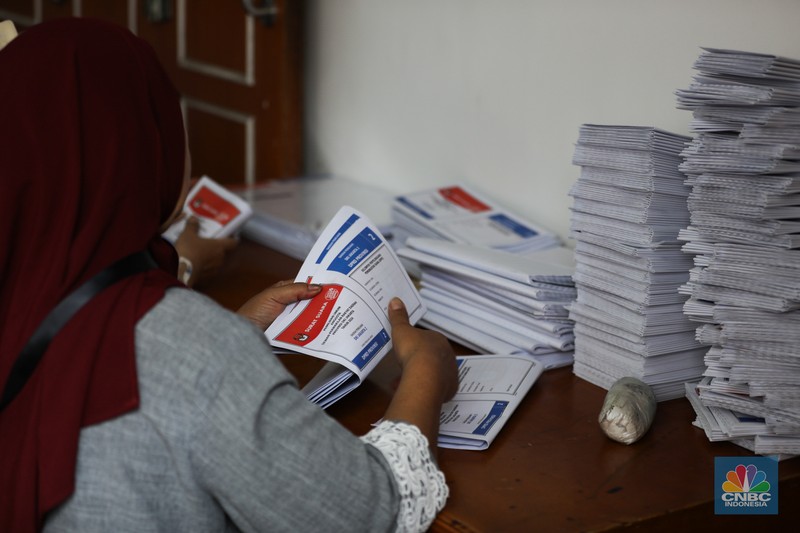 Pekerja memeriksa lembaran surat suara saat menyortir di Kantor Komisi Pemilihan Umum (KPU) Jakarta Utara, Sunter, Jakarta, Rabu (3/1/2024). Pekerja memeriksa lembaran surat suara saat menyortir di Kantor Komisi Pemilihan Umum (KPU) Jakarta Utara, Sunter, Jakarta, Rabu (3/1/2024). (CNBC Indonesia/Tri Susilo)