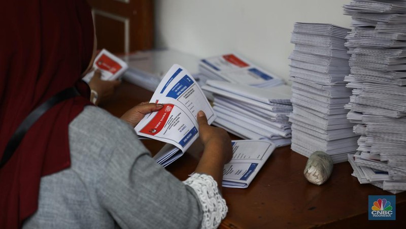 Pekerja memeriksa lembaran surat suara saat menyortir di Kantor Komisi Pemilihan Umum (KPU) Jakarta Utara, Sunter, Jakarta, Rabu (3/1/2024). (CNBC Indonesia/Tri Susilo)