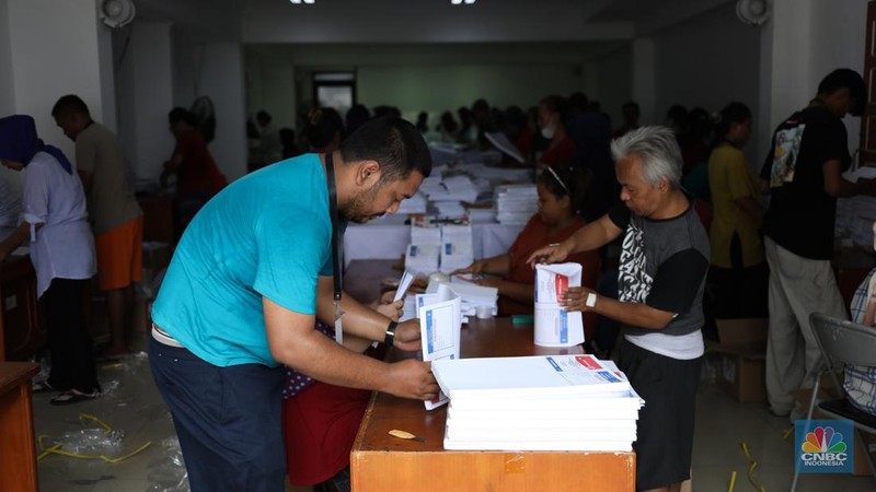 Pekerja memeriksa lembaran surat suara saat menyortir di Kantor Komisi Pemilihan Umum (KPU) Jakarta Utara, Sunter, Jakarta, Rabu (3/1/2024). (CNBC Indonesia/Tri Susilo)