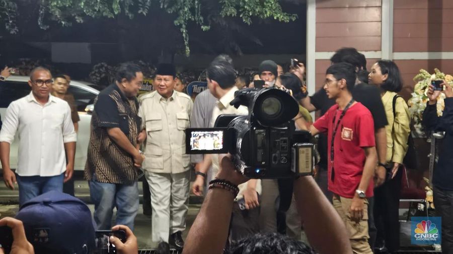 Prabowo Subianto tiba di rumah duka Rizal Ramli. (CNBC Indonesia/Emir Yanwardhana)