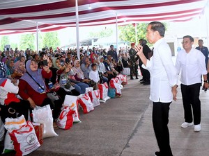 Jokowi Temui Warga Penerima Manfaat di Jateng, Pastikan Distribusi Bantuan