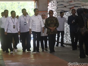 Kunjungi Gudang Bulog Sokaraja, Jokowi Bagikan Paket Sembako ke Warga