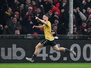 Diincar Tottenham, Bek Genoa Ini Belum Tertarik Gabung