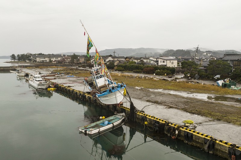 Sebuah kapal terdampar di pantai di kota Suzu, prefektur Ishikawa pada 3 Januari 2024, setelah gempa bumi besar berkekuatan 7,5 melanda wilayah Noto di prefektur Ishikawa pada Hari Tahun Baru. Tim penyelamat Jepang bergegas mencari korban selamat pada 3 Januari ketika pihak berwenang memperingatkan akan terjadinya tanah longsor dan hujan lebat setelah gempa bumi dahsyat yang menewaskan sedikitnya 62 orang. (Photo by FRED MERY/AFP via Getty Images)