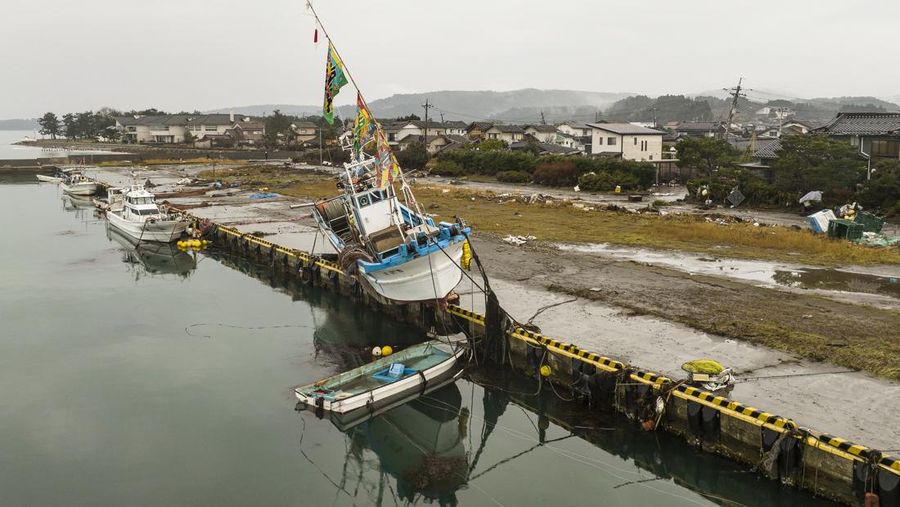 Sebuah kapal terdampar di pantai di kota Suzu, prefektur Ishikawa pada 3 Januari 2024, setelah gempa bumi besar berkekuatan 7,5 melanda wilayah Noto di prefektur Ishikawa pada Hari Tahun Baru. Tim penyelamat Jepang bergegas mencari korban selamat pada 3 Januari ketika pihak berwenang memperingatkan akan terjadinya tanah longsor dan hujan lebat setelah gempa bumi dahsyat yang menewaskan sedikitnya 62 orang. (Photo by FRED MERY/AFP via Getty Images)