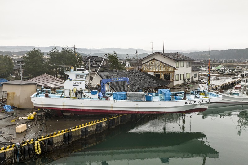 Sebuah kapal terdampar di pantai di kota Suzu, prefektur Ishikawa pada 3 Januari 2024, setelah gempa bumi besar berkekuatan 7,5 melanda wilayah Noto di prefektur Ishikawa pada Hari Tahun Baru. Tim penyelamat Jepang bergegas mencari korban selamat pada 3 Januari ketika pihak berwenang memperingatkan akan terjadinya tanah longsor dan hujan lebat setelah gempa bumi dahsyat yang menewaskan sedikitnya 62 orang. (Photo by FRED MERY/AFP via Getty Images)