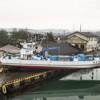 Penampakan Kapal Naik ke Darat Saat Gempa Guncang Jepang