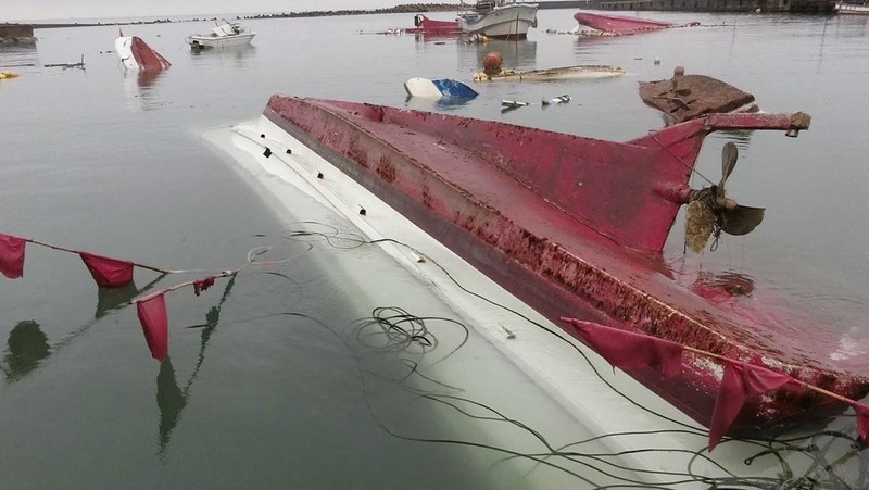 Sebuah kapal terdampar di pantai di kota Suzu, prefektur Ishikawa pada 3 Januari 2024, setelah gempa bumi besar berkekuatan 7,5 melanda wilayah Noto di prefektur Ishikawa pada Hari Tahun Baru. Tim penyelamat Jepang bergegas mencari korban selamat pada 3 Januari ketika pihak berwenang memperingatkan akan terjadinya tanah longsor dan hujan lebat setelah gempa bumi dahsyat yang menewaskan sedikitnya 62 orang. (Photo by FRED MERY/AFP via Getty Images)