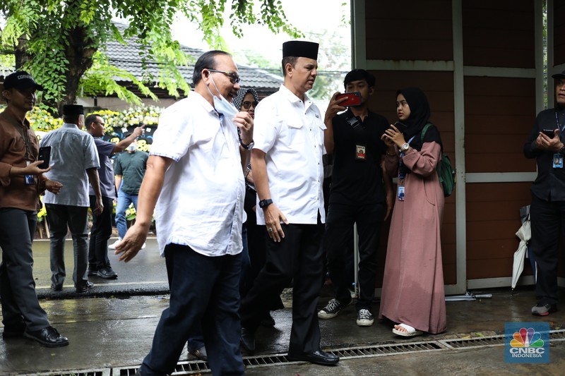 Sejumlah Tokoh Hadir di Rumah Duka Rizal Ramli Sejumlah Tokoh Hadir di Rumah Duka Rizal Ramli. (CNBC Indonesia)