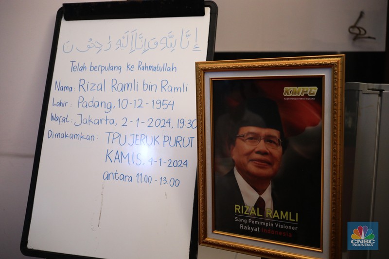 Karangan Bunga Duka Cita di Kediaman Rumah Duka Rizal Ramli. (CNBC Indonesia/Tri Susilo)