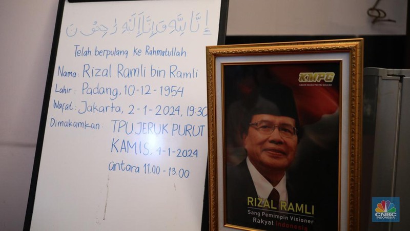 Karangan Bunga Duka Cita di Kediaman Rumah Duka Rizal Ramli. (CNBC Indonesia/Tri Susilo)