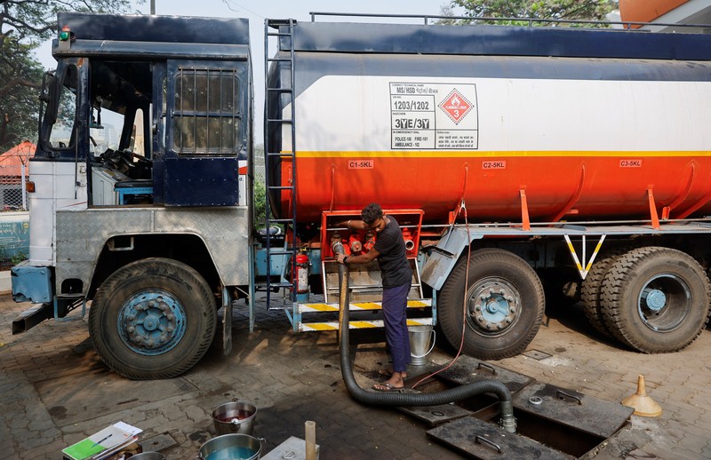 Masyarakat menunggu bahan bakar di pompa bensin di Hyderabad, India, Selasa, 2 Januari 2024. Pemogokan nasional yang diserukan oleh asosiasi transportasi telah menyebabkan gangguan pasokan bahan bakar. Masyarakat menunggu bahan bakar di pompa bensin di Hyderabad, India, Selasa, 2 Januari 2024. Pemogokan nasional yang diserukan oleh asosiasi transportasi telah menyebabkan gangguan pasokan bahan bakar. (AP Photo/Mahesh Kumar A.)