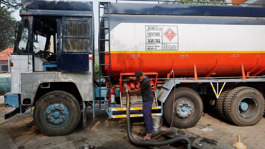 Seorang pria membuka katup truk tangki bahan bakar saat mengisi ulang tangki bahan bakar bawah tanah, setelah pompa bensin kehabisan bahan bakar karena kekurangan bahan bakar menyusul pemogokan nasional oleh pengemudi truk, di sebuah pompa bensin di Mumbai, India, 3 Januari 2024. (REUTERS/Francis Mascarenhas)