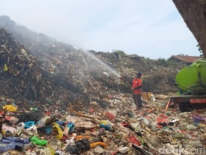TPA Bengkala Terbakar, Warga Keluhkan Asap dan Bau Tak Sedap