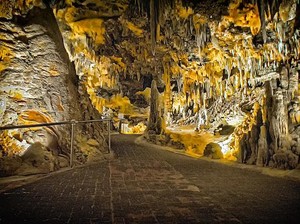 Stalagmit dan Stalaktit: Pengertian dan Proses Pembentukan
