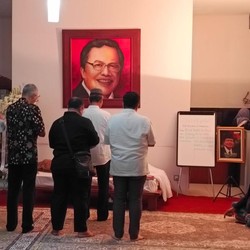 Karangan Bunga Jokowi Hingga Anies Penuhi Rumah Rizal Ramli