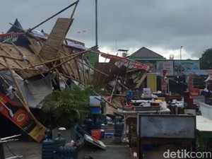 Hujan-Angin Kencang, Stan Solo Market Place Fest di Terminal Tirtonadi Ambruk