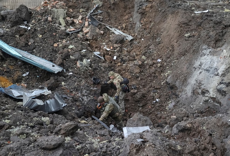 APTOPIX Russia Ukraine War Petugas pemadam kebakaran berupaya memadamkan api di gedung apartemen yang hancur pasca serangan Rusia di Kyiv, Ukraina, Selasa, 2 Januari 2024. (AP Photo/Efrem Lukatsky)