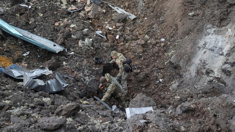Petugas pemadam kebakaran berupaya memadamkan api di gedung apartemen yang hancur pasca serangan Rusia di Kyiv, Ukraina, Selasa, 2 Januari 2024. (AP Photo/Efrem Lukatsky)