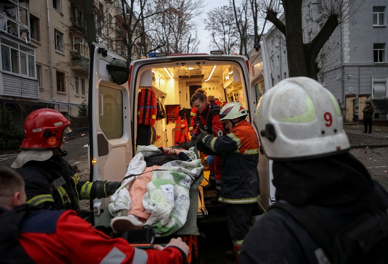 APTOPIX Russia Ukraine War Petugas pemadam kebakaran berupaya memadamkan api di gedung apartemen yang hancur pasca serangan Rusia di Kyiv, Ukraina, Selasa, 2 Januari 2024. (AP Photo/Efrem Lukatsky)