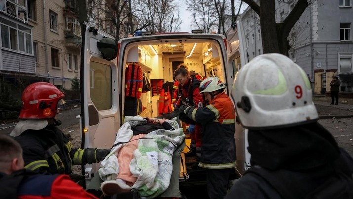 Rescuers evacuate a local resident from a residential building heavily damaged during a Russian missile attack, amid Russia's attack on Ukraine, in central Kharkiv, Ukraine January 2, 2024. REUTERS/Sofiia Gatilova