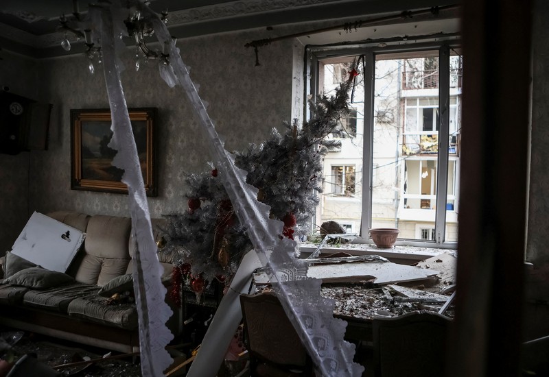 APTOPIX Russia Ukraine War Petugas pemadam kebakaran berupaya memadamkan api di gedung apartemen yang hancur pasca serangan Rusia di Kyiv, Ukraina, Selasa, 2 Januari 2024. (AP Photo/Efrem Lukatsky)