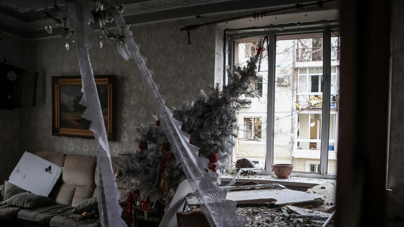 Petugas pemadam kebakaran berupaya memadamkan api di gedung apartemen yang hancur pasca serangan Rusia di Kyiv, Ukraina, Selasa, 2 Januari 2024. (AP Photo/Efrem Lukatsky)