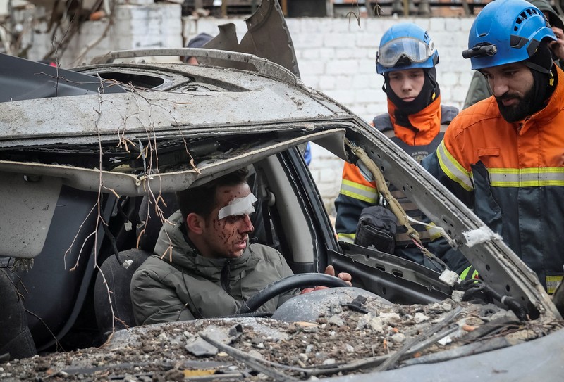 APTOPIX Russia Ukraine War Petugas pemadam kebakaran berupaya memadamkan api di gedung apartemen yang hancur pasca serangan Rusia di Kyiv, Ukraina, Selasa, 2 Januari 2024. (AP Photo/Efrem Lukatsky)