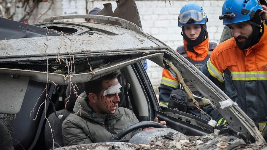 Petugas pemadam kebakaran berupaya memadamkan api di gedung apartemen yang hancur pasca serangan Rusia di Kyiv, Ukraina, Selasa, 2 Januari 2024. (AP Photo/Efrem Lukatsky)