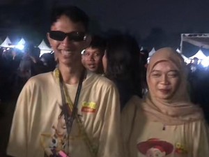 Ngakak! Viral Pria Nonton Konser Pakai Baju Couple dengan Orang Tak Dikenal