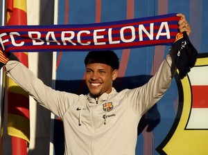Soal Vitor Roque, Xavi Mau Pelan-pelan Saja