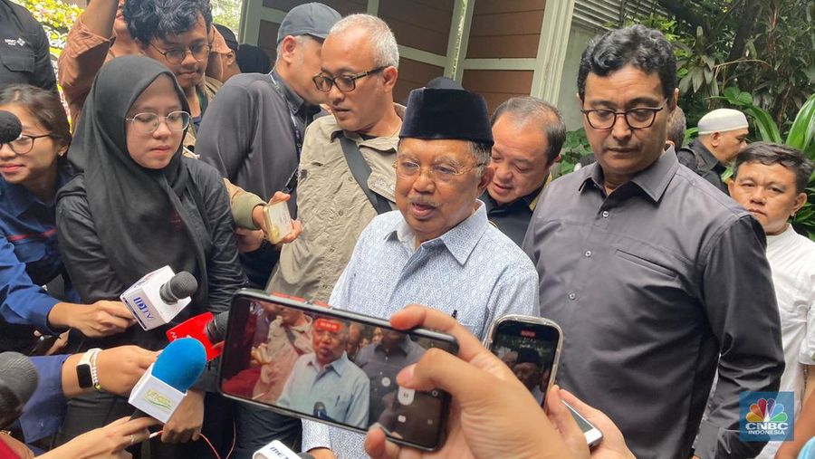 Wakil Presiden Ke-10 dan ke-12 Jusuf Kalla saat di rumah duka Rizal Ramli. (CNBC Indonesia/ Mentari Puspadini)