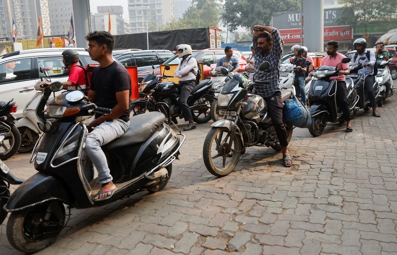 Masyarakat menunggu bahan bakar di pompa bensin di Hyderabad, India, Selasa, 2 Januari 2024. Pemogokan nasional yang diserukan oleh asosiasi transportasi telah menyebabkan gangguan pasokan bahan bakar. Masyarakat menunggu bahan bakar di pompa bensin di Hyderabad, India, Selasa, 2 Januari 2024. Pemogokan nasional yang diserukan oleh asosiasi transportasi telah menyebabkan gangguan pasokan bahan bakar. (AP Photo/Mahesh Kumar A.)